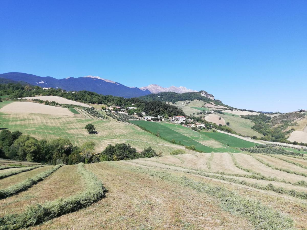 Вилла Casa A Montebello Di Bertona Con Vista Gran Sasso Экстерьер фото