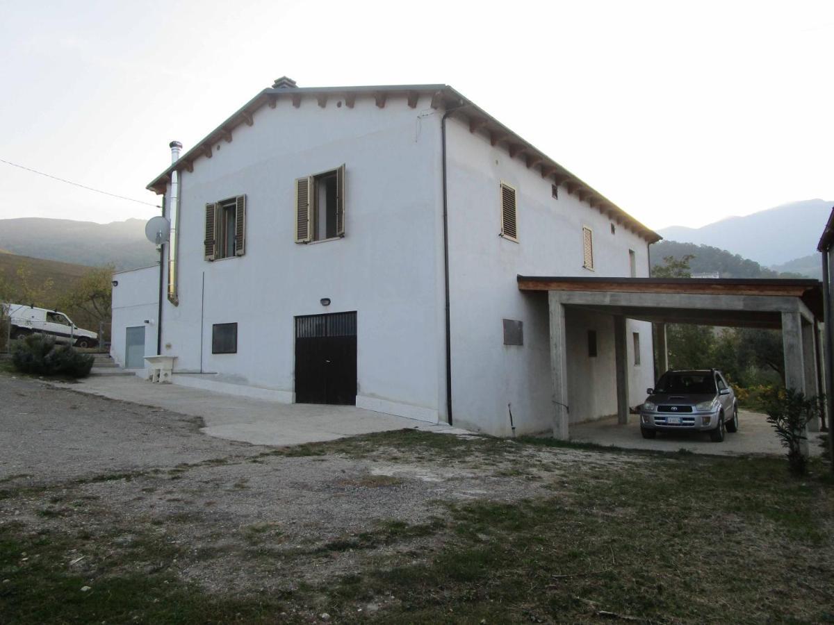 Вилла Casa A Montebello Di Bertona Con Vista Gran Sasso Экстерьер фото